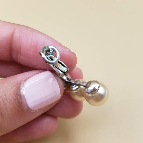 Trifari Vintage Gold Tone Faux Pearl Clip On Single Earring - Picture 5 of 7